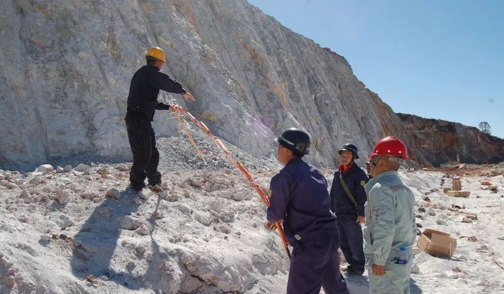 Ventajas de la película plástica compuesta explosiva en emulsión.